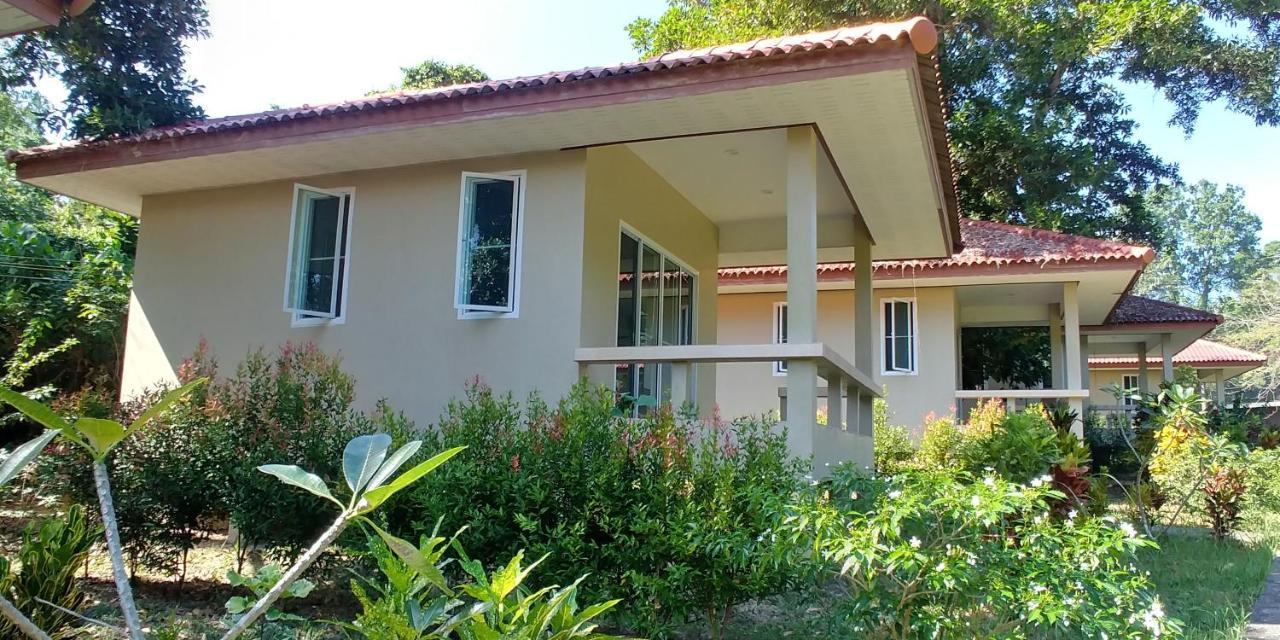 Baansukjai Bungalows Ranong Exterior foto